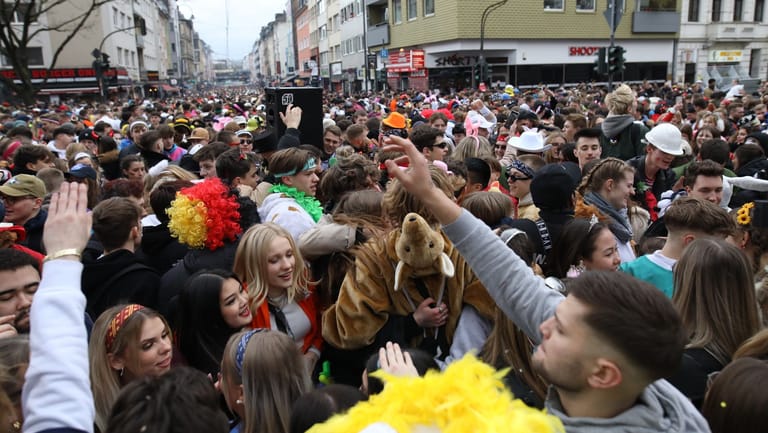 Feiervolk auf der Zülpicher Straße an Weiberfastnacht: Nicht alle ansässigen Wirte sind davon begeistert.