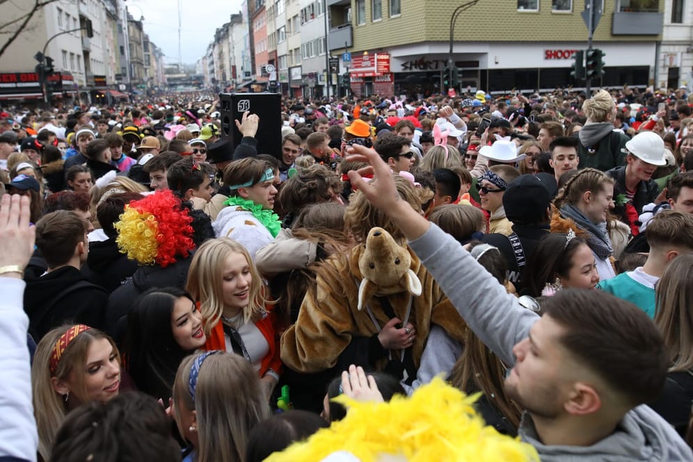 Feiervolk auf der Zülpicher Straße: Die Stadt hat sich ein neues Konzept gegen das Feier-Chaos ausgedacht.