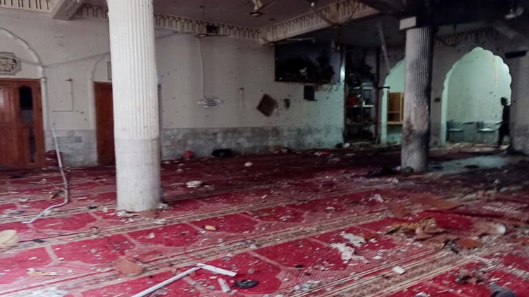 Die zerstörte Halle der Moschee: Behörden gehen von einem islamistischen Selbstmordattentat aus.