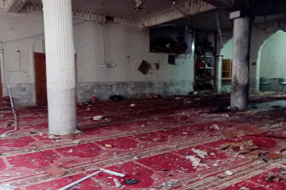 Die zerstörte Halle der Moschee: Behörden gehen von einem islamistischen Selbstmordattentat aus.