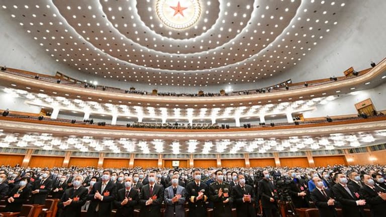 Blick auf die Teilnehmer während der Eröffnung zur Jahrestagung des Volkskongresses in der Großen Halle des Volkes.