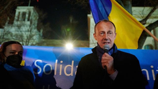 CDU-Chef Friedrich Merz bei einer Mahnwache vor der russischen Botschaft in Berlin. CDU-Chef Friedrich Merz bei einer Mahnwache vor der russischen Botschaft in Berlin.