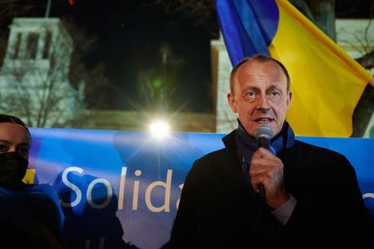 CDU-Chef Friedrich Merz bei einer Mahnwache vor der russischen Botschaft in Berlin.