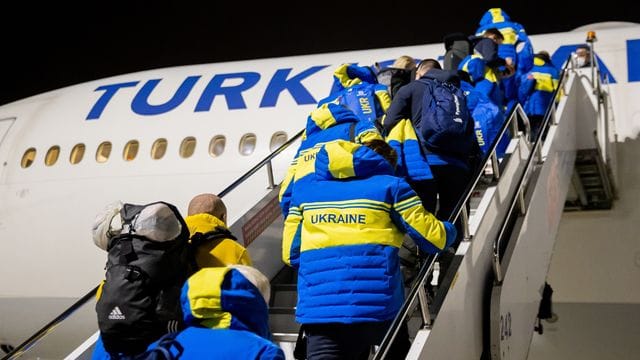 Para-Athleten und Delegationsmitglieder aus der Ukraine steigen am Flughafen von Istanbul in das Flugzeug nach Peking.