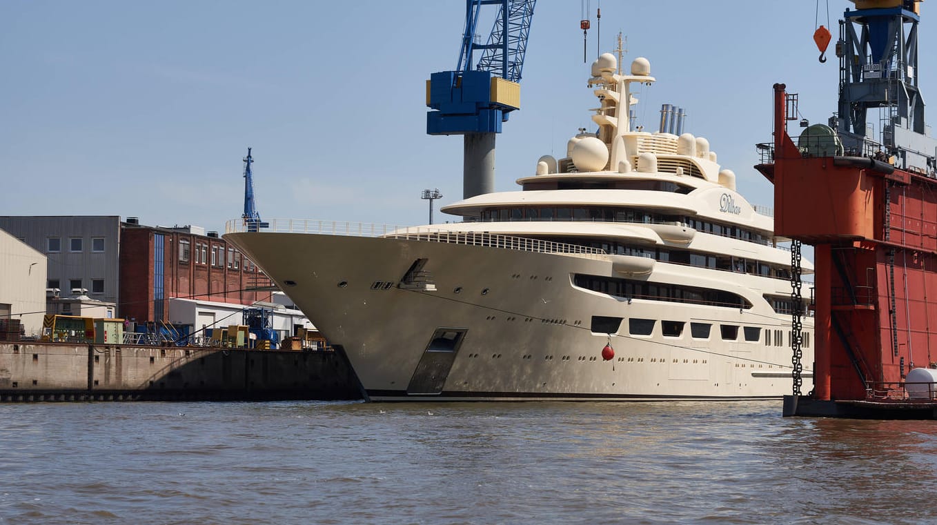 Die 156 Meter lange Megayacht Dilbar des russischen Oligarchen Alischer Usmanow liegt zur Wartung am Dock der Lürssen-Werft (Archivbild).