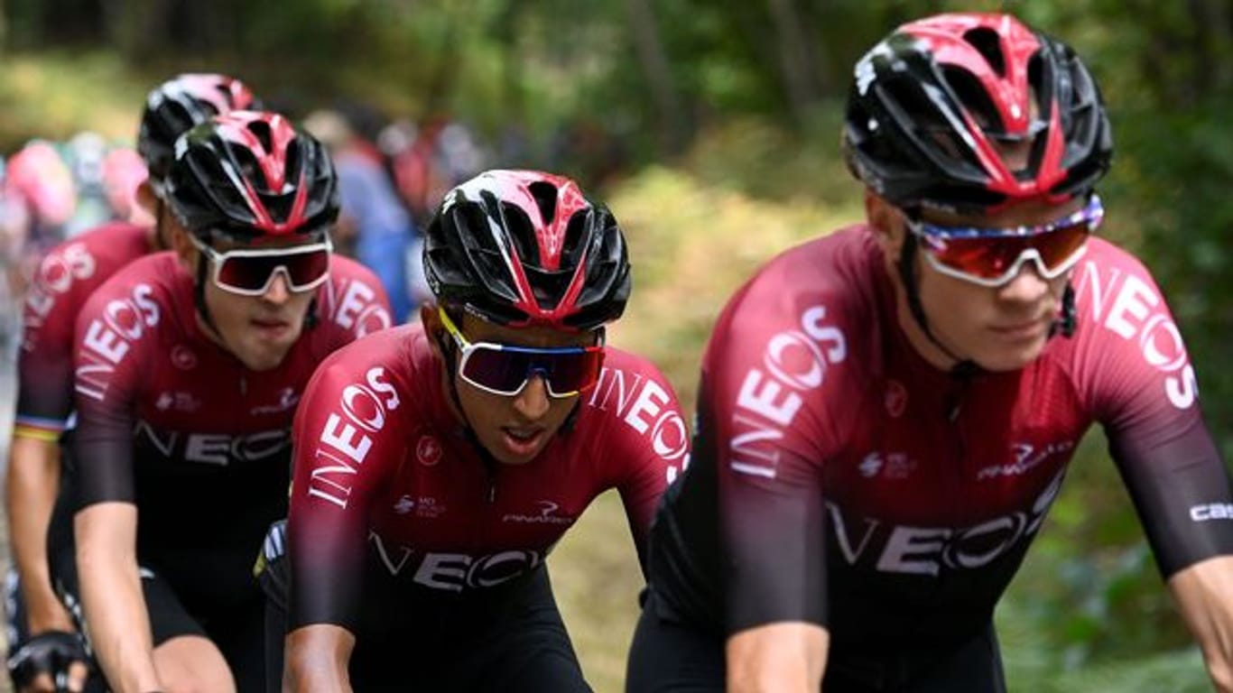 Pawel Siwakow (l) fährt an dritter Stelle hinter seinen Teamkollegen Egan Bernal (m) und Christopher Froome vom Team Ineos.