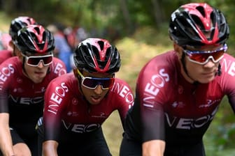 Pawel Siwakow (l) fährt an dritter Stelle hinter seinen Teamkollegen Egan Bernal (m) und Christopher Froome vom Team Ineos.