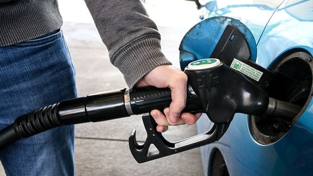 Einige Autofahrer im Süden machen sich zum Tanken inzwischen nach Österreich auf.