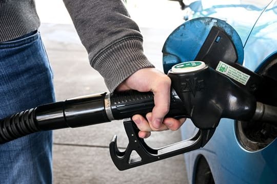 Einige Autofahrer im Süden machen sich zum Tanken inzwischen nach Österreich auf.