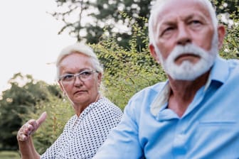 Älteres Ehepaar im Streit (Symbolbild): Bei einer Scheidung kommt es zu einem sogenannten Versorgungsausgleich.