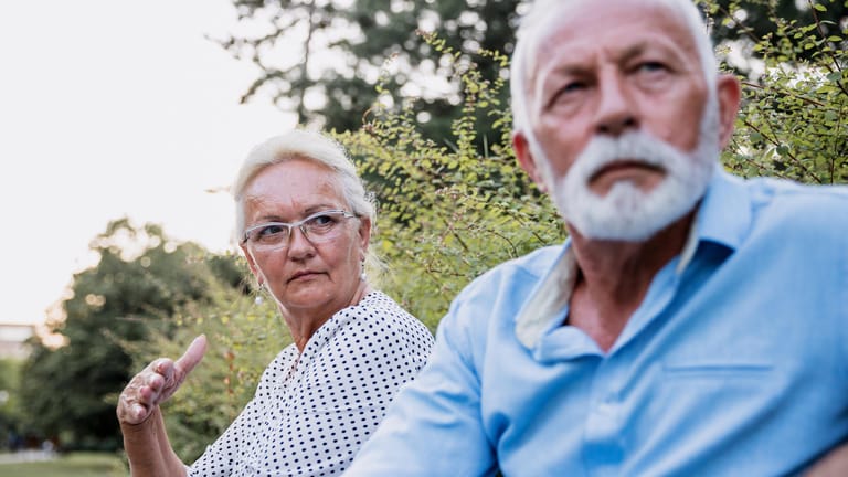 Älteres Ehepaar im Streit (Symbolbild): Bei einer Scheidung kommt es zu einem sogenannten Versorgungsausgleich.