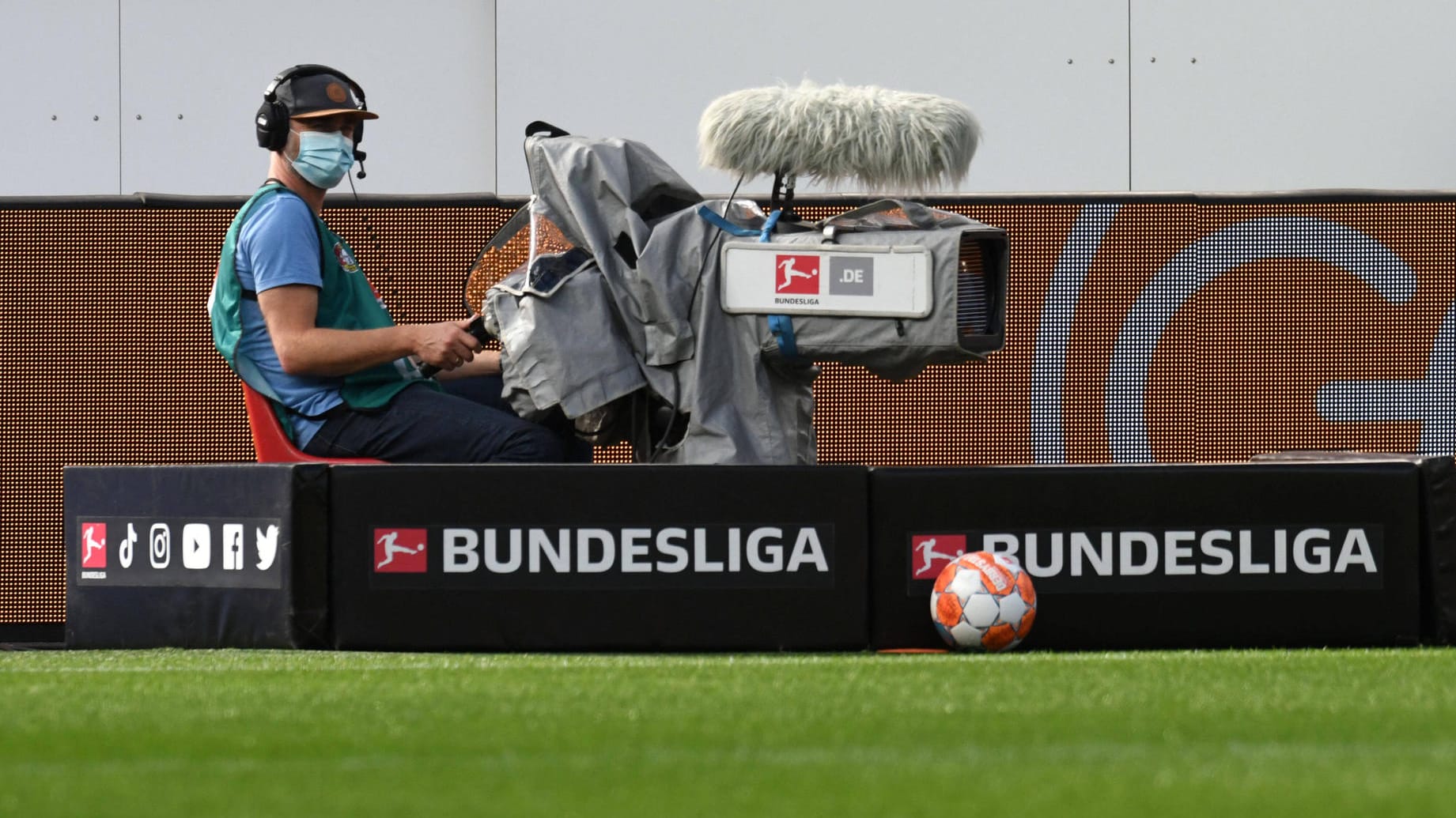 Bundesliga im TV: Die DFL setzt ihren Vertrag mit dem russischen Sender "Match TV" vorerst fort. Bundesliga im TV: Die DFL setzt ihren Vertrag mit dem russischen Sender "Match TV" vorerst fort.