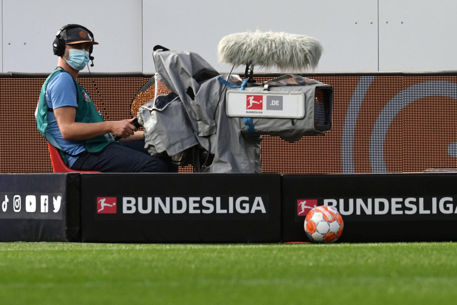 Bundesliga im TV: Die DFL setzt ihren Vertrag mit dem russischen Sender "Match TV" vorerst fort.