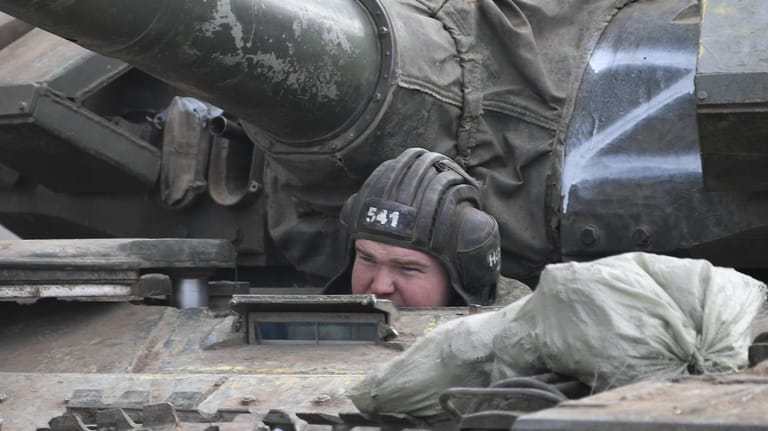 Russischer Soldat in einem Panzer auf der Krim, hinter ihm das "Z": Jetzt hat sich das russische Verteidigungsministerium zur Bedeutung des Symbols geäußert.