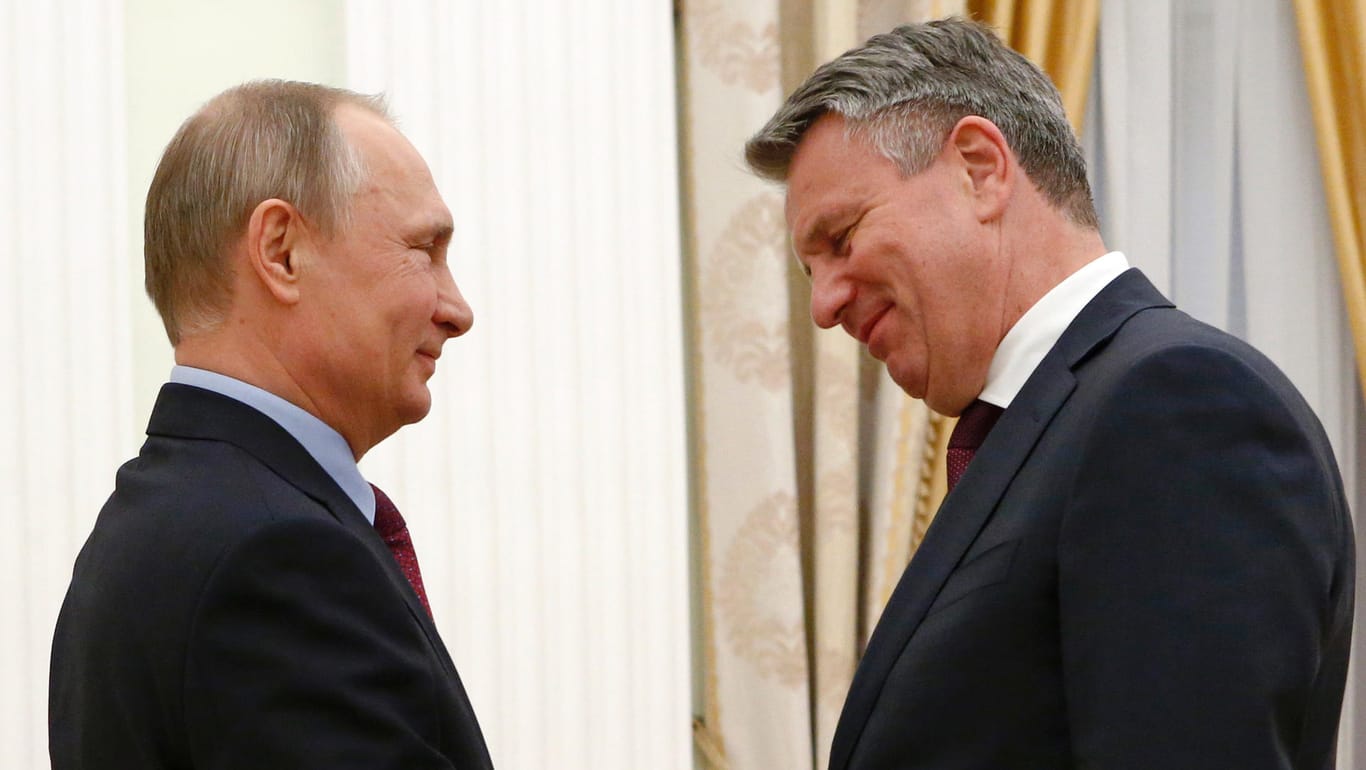 Russlands Machthaber Wladimir Putin mit Shell-Chef Ben van Beurden (Archivbild): Der Mineralölkonzern beendet seine Zusammenarbeit mit Gazprom.