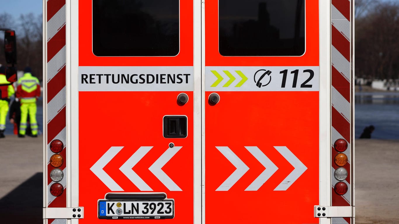 Ein rettungsdienstliches Fahrzeug der Kölner Feuerwehr (Archivbild): Ein Siebenjähriger musste nach einem Aufprallunfall mit schweren Verletzungen ins Krankenhaus gebracht werden.