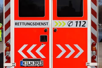Ein rettungsdienstliches Fahrzeug der Kölner Feuerwehr (Archivbild): Ein Siebenjähriger musste nach einem Aufprallunfall mit schweren Verletzungen ins Krankenhaus gebracht werden.