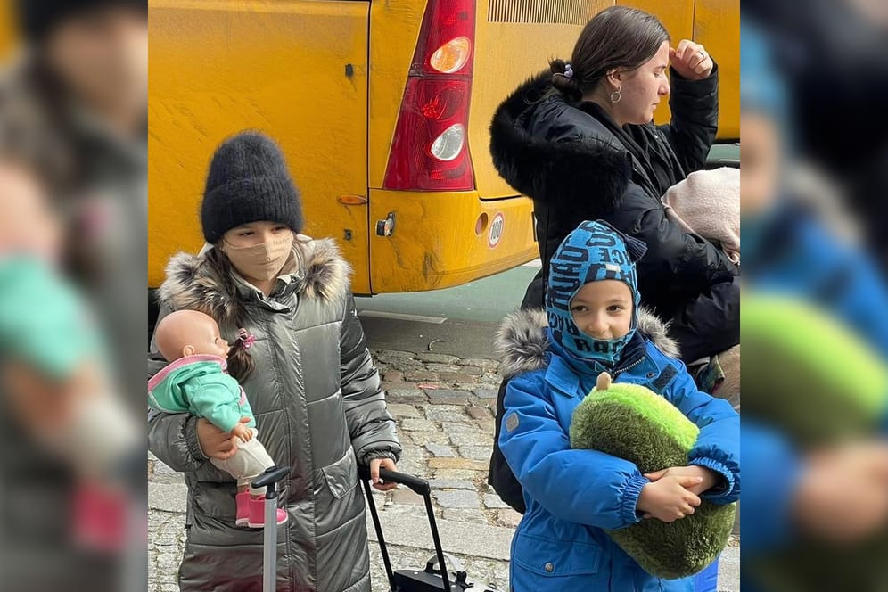 Zwei der aus der Ukraine evakuierten Waisenkinder mit ihrem persönlichen Besitz: Am Freitagvormittag erreichten sie Berlin.