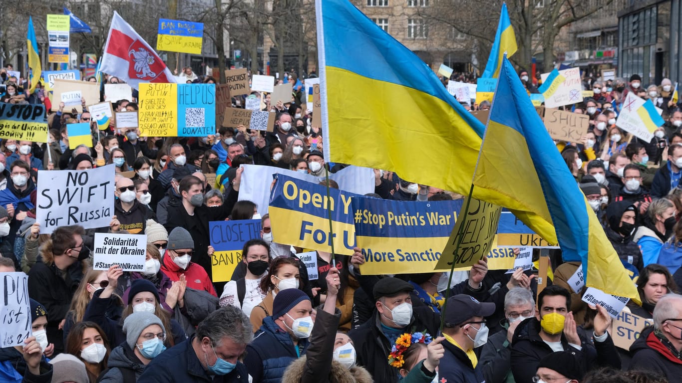Menschen demonstrieren für den Frieden in der Ukraine: Auch vor dem russischen Generalkonsulat soll es am Freitag erneut zu Demonstrationen kommen.