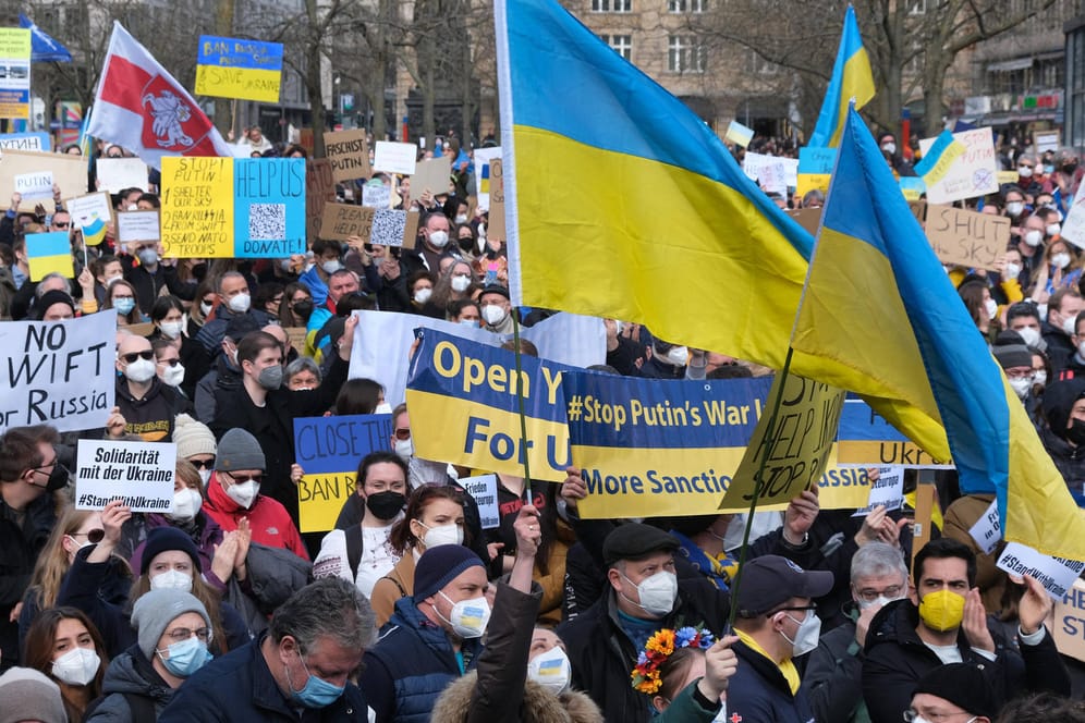 Menschen demonstrieren für den Frieden in der Ukraine: Auch vor dem russischen Generalkonsulat soll es am Freitag erneut zu Demonstrationen kommen.