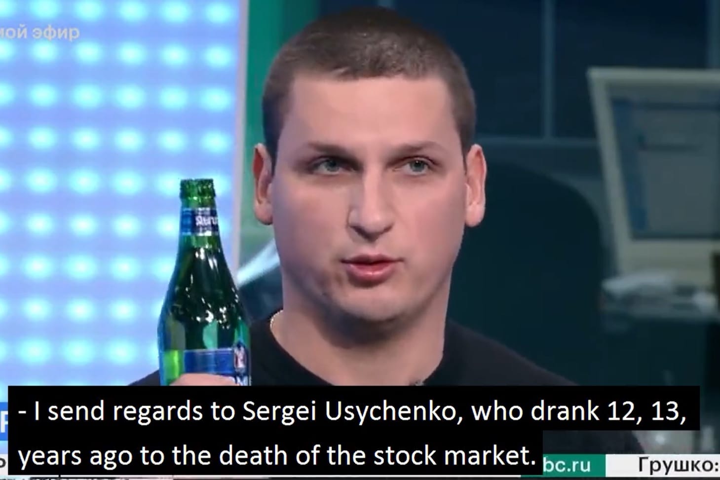 Screenshot der RBK-Sendung: Der Börsenstratege Alexander Butmanov spricht einen Toast auf den russischen Aktienmarkt. Screenshot der RBK-Sendung: Der Börsenstratege Alexander Butmanov spricht einen Toast auf den russischen Aktienmarkt.