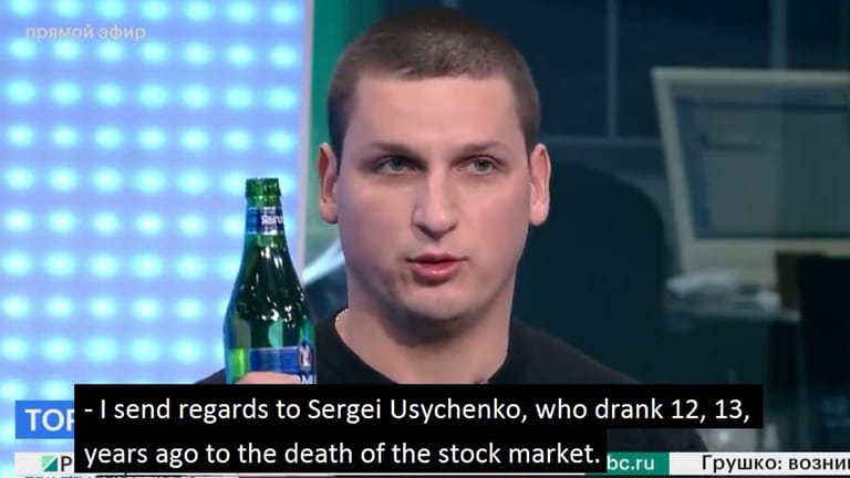 Screenshot der RBK-Sendung: Der Börsenstratege Alexander Butmanov spricht einen Toast auf den russischen Aktienmarkt.
