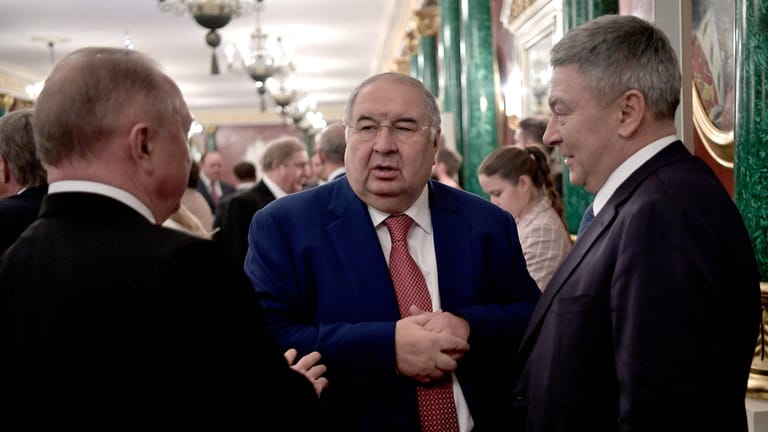 Alischer Usmanow (Mitte) bei einem Treffen mit Russlands Präsident Wladimir Putin (Archivbild): Der Milliardär besitzt mehrere Villen am Tegernsee.