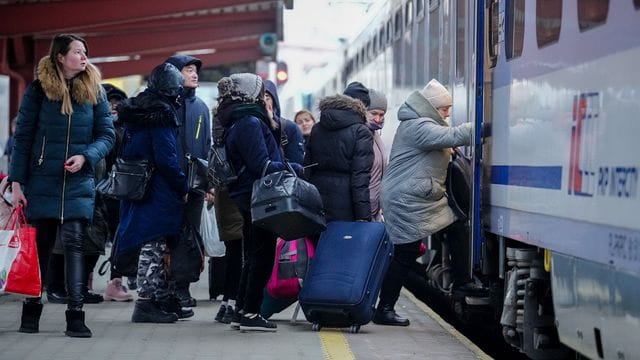 Geflüchtete aus der Ukraine steigen am Bahnhof von Przemysl in der Nähe der ukrainisch-polnischen Grenze in den Zug nach Berlin.