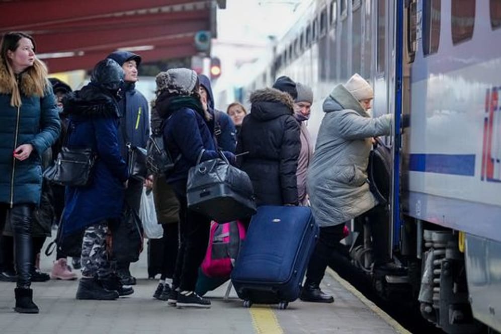 Geflüchtete aus der Ukraine steigen am Bahnhof von Przemysl in der Nähe der ukrainisch-polnischen Grenze in den Zug nach Berlin.