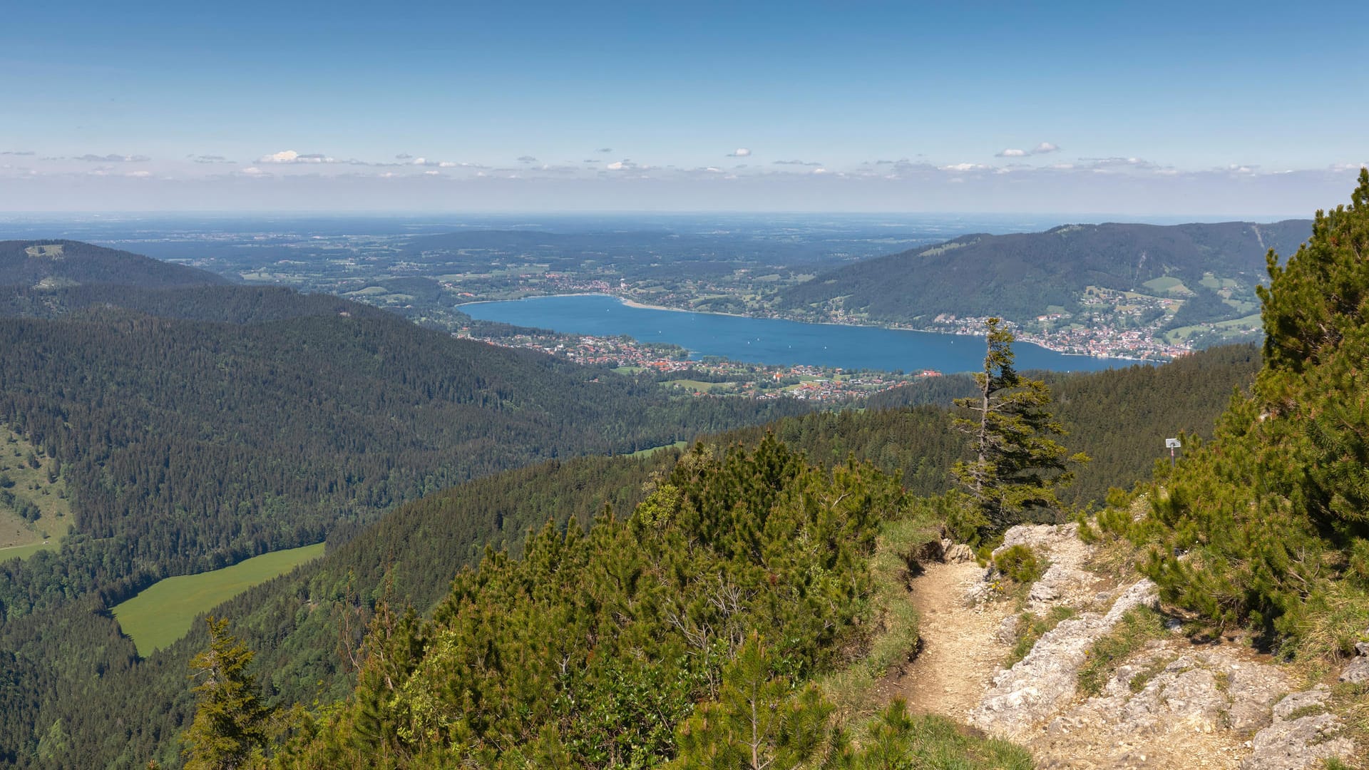 Aussicht auf den Tegernsee (Symbolbild): Hier hat Milliardär Alischer Usmanow einen Wohnsitz.