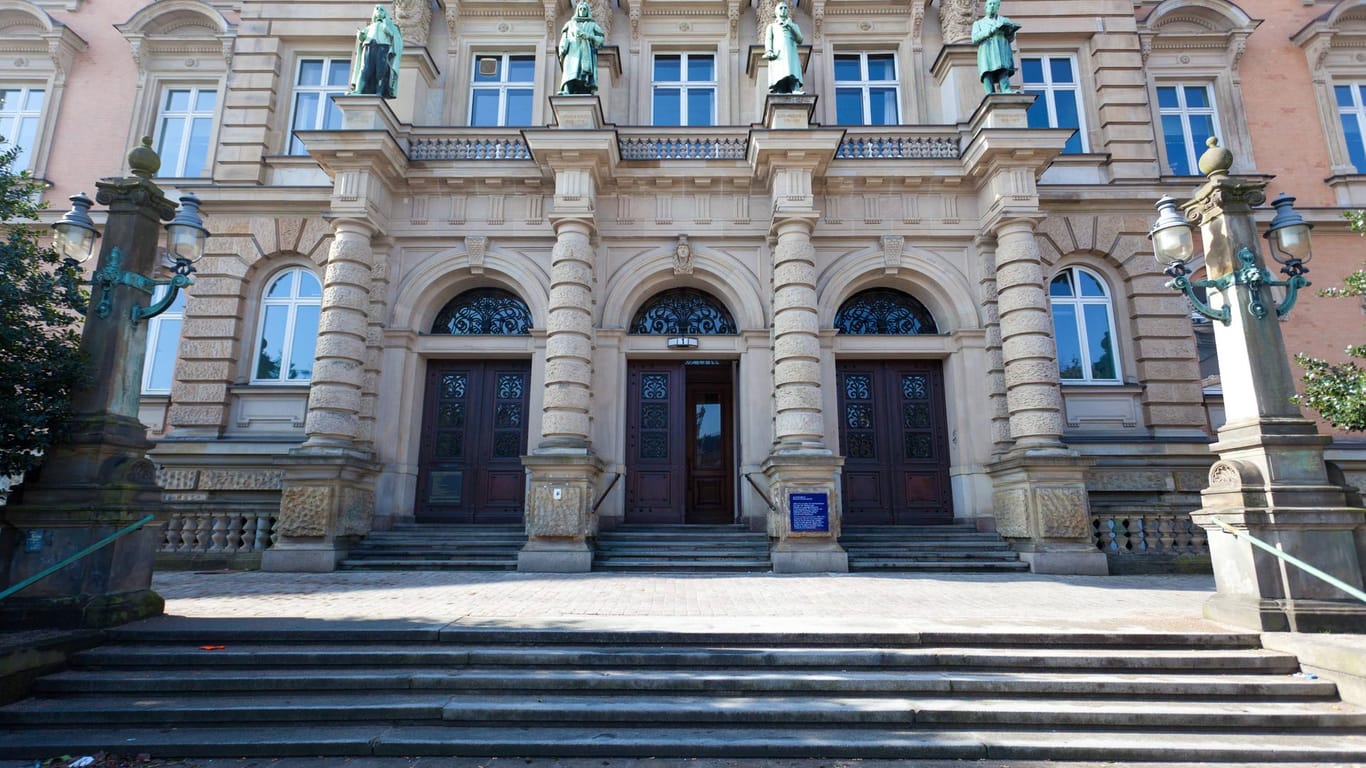 Außenansicht des Hanseatischen Oberlandesgerichts in Hamburg (Archivbild): Eine mutmaßliche IS-Rückkehrerin muss sich vor Gericht verantworten.