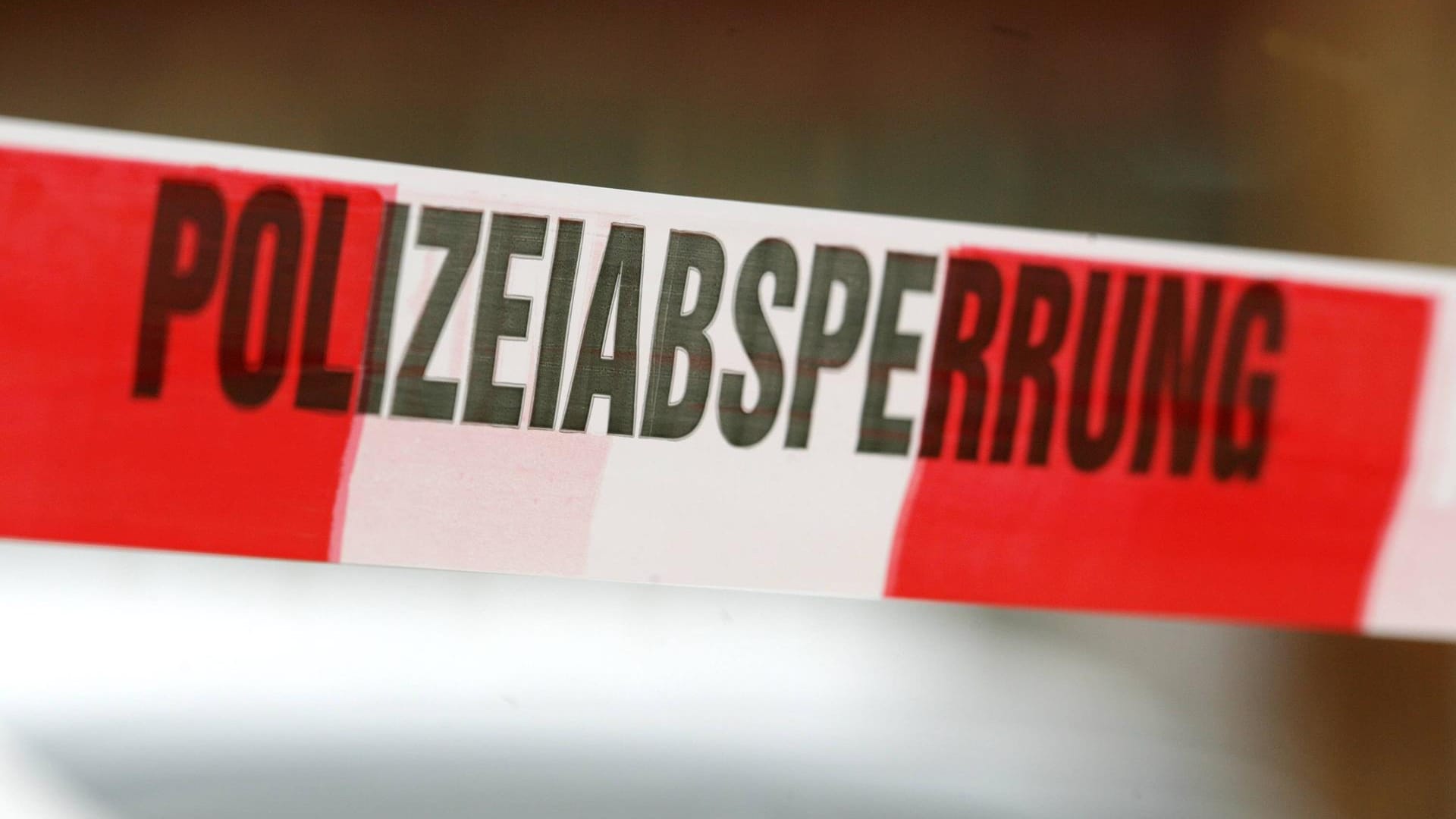 Absperrband der Polizei (Symbolbild): Die Ermittler hoffen auf Zeugen, die die Tat gesehen haben oder den Verdächtigen genauer beschreiben können.