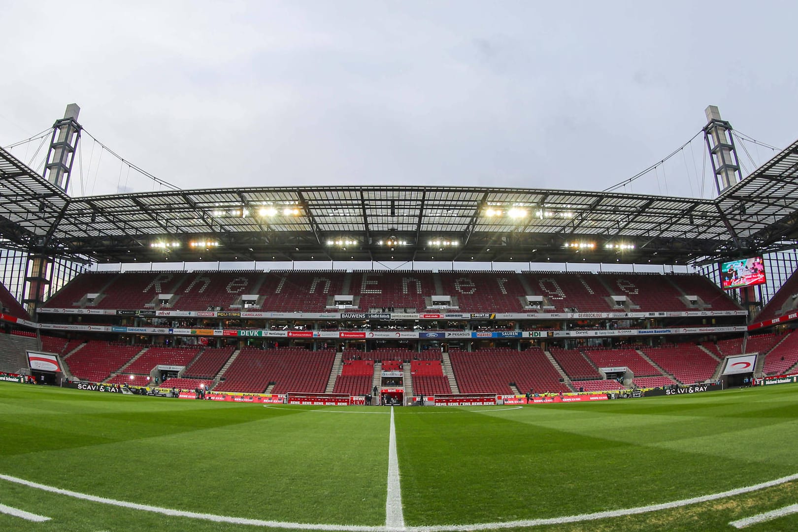 Das RheinEnergieStadion des 1. FC Köln (Archivbild): Bei der Partie gegen Hoffenheim darf der Verein das Stadion wieder zu 75 Prozent auslasten.