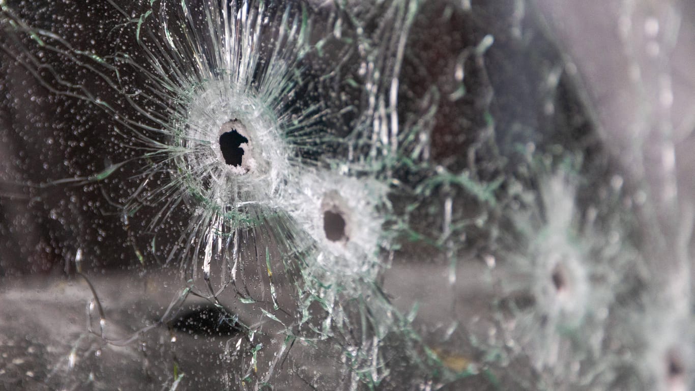 Ein zerschossenes Autofenster in Kiew: Die Familie der 13-Jährigen Sofia geriet am Sonntag in den Kugelhagel einer russischen Einheit. (Symbolfoto)