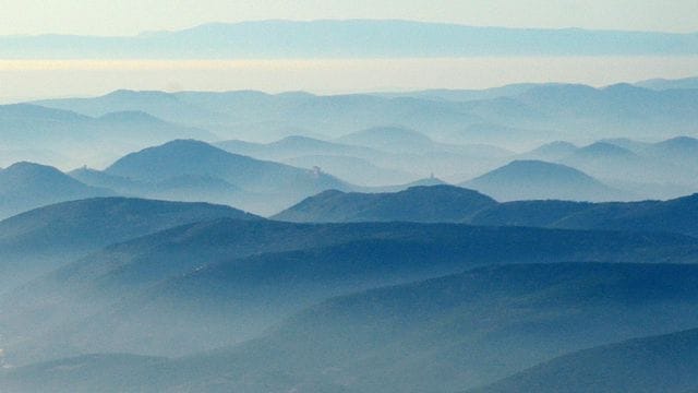 Nebel in den Tälern des Pfälzer Waldes vor Neustadt an der Weinstaße und Bad Dürkheim.