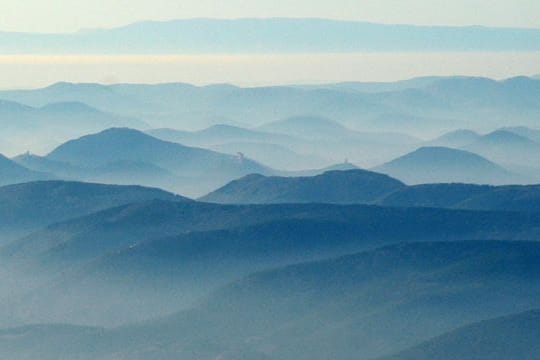 Nebel in den Tälern des Pfälzer Waldes vor Neustadt an der Weinstaße und Bad Dürkheim.