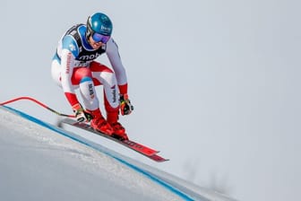 Der Skirennfahrer Niels Hintermann aus der Schweiz gewinnt die Abfahrt beim Weltcup in Kvitfjell.