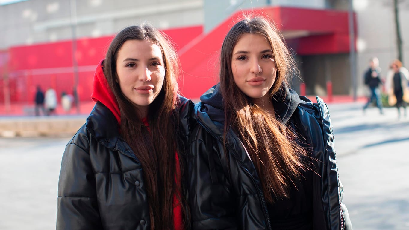 Sie sind frisch in Köln-Chorweiler angekommen: Die Zwillingsschwestern Marta und Varya aus der Ukraine. Ihre ältere Schwester und Eltern sind noch in Kiew.