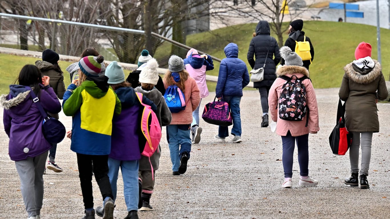 Eine Schulklasse macht einen Ausflug (Archivbild): Der Berliner Senat will Willkommensklassen für ukrainische Kinder einrichten.