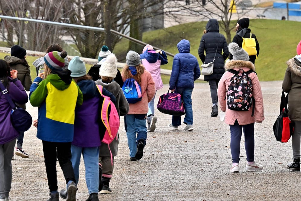 Eine Schulklasse macht einen Ausflug (Archivbild): Der Berliner Senat will Willkommensklassen für ukrainische Kinder einrichten.