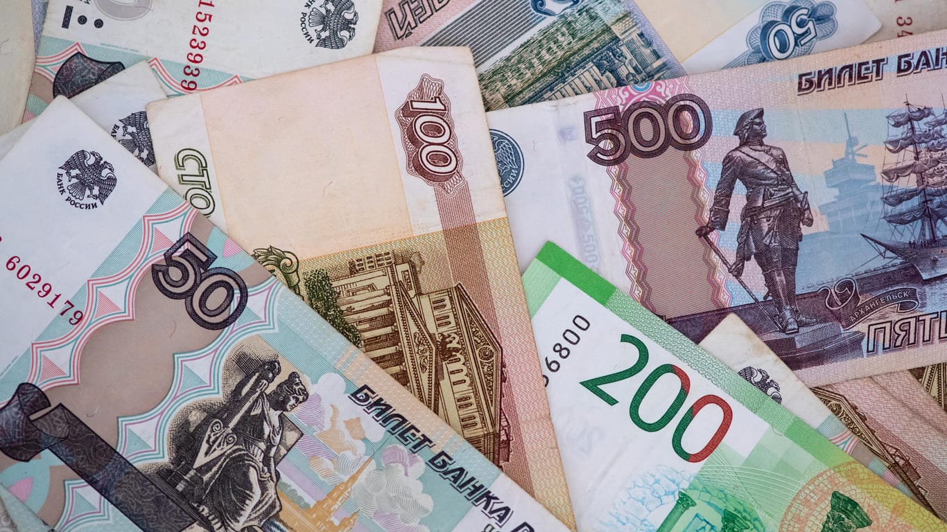 Russische Rubel-Banknoten: Die Sanktionen des Westens mindern Russlands Kreditwürdigkeit.