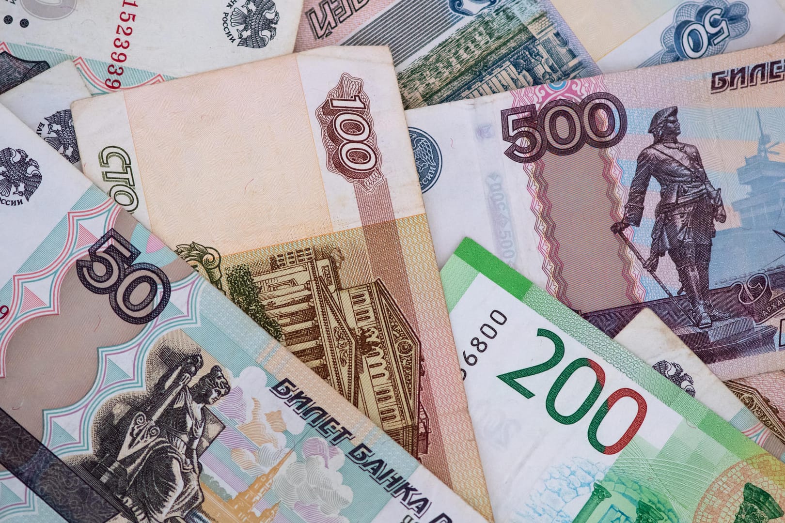 Russische Rubel-Banknoten: Die Sanktionen des Westens mindern Russlands Kreditwürdigkeit. Russische Rubel-Banknoten: Die Sanktionen des Westens mindern Russlands Kreditwürdigkeit.
