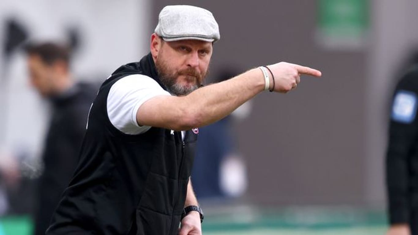 Der Kölner Trainer Steffen Baumgart dirigiert seine Mannschaft vom Spielfeldrand aus.