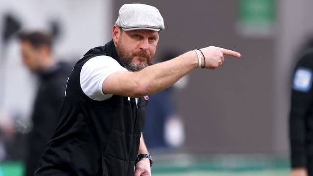 Der Kölner Trainer Steffen Baumgart dirigiert seine Mannschaft vom Spielfeldrand aus. Der Kölner Trainer Steffen Baumgart dirigiert seine Mannschaft vom Spielfeldrand aus.