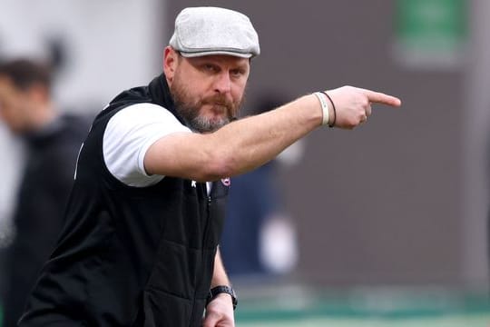 Der Kölner Trainer Steffen Baumgart dirigiert seine Mannschaft vom Spielfeldrand aus.