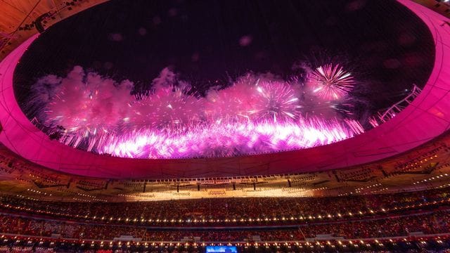 Feuerwerk ist über dem Stadion während der Eröffnungsfeier zu sehen. Feuerwerk ist über dem Stadion während der Eröffnungsfeier zu sehen.