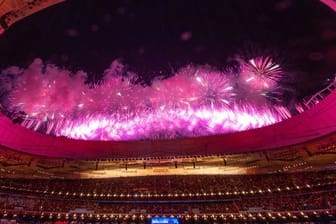 Feuerwerk ist über dem Stadion während der Eröffnungsfeier zu sehen.