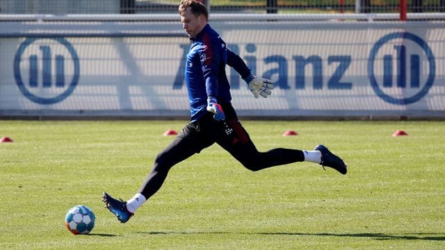 Bayern-Torhüter Manuel Neuer wird beim Topspiel gegen Bayer Leverkusen fehlen. Bayern-Torhüter Manuel Neuer wird beim Topspiel gegen Bayer Leverkusen fehlen.