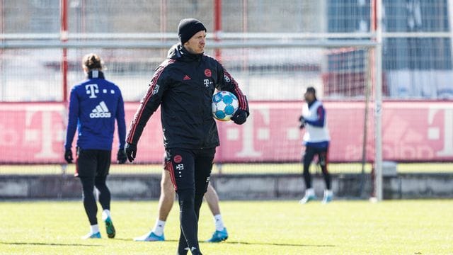 Bayern-Trainer Julian Nagelsmann geht mit einem Ball unter dem Arm über den Trainingsplatz an der Säbener Straße. Bayern-Trainer Julian Nagelsmann geht mit einem Ball unter dem Arm über den Trainingsplatz an der Säbener Straße.