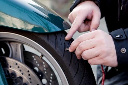 Genug Gummi? Zum Technikcheck vor dem Motorradfrühling gehört auch ein Blick auf die Reifen.